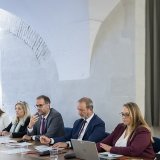 Le projet de budget de l'Etat 2024, qui affiche un déficit de 256 millions de francs, a été présenté jeudi par le Conseil d'Etat genevois in corpore.